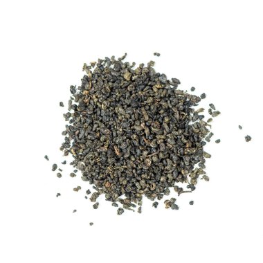 Doğal Çin yapraklı yeşil çay yığını beyaz arka planda izole edilmiş.