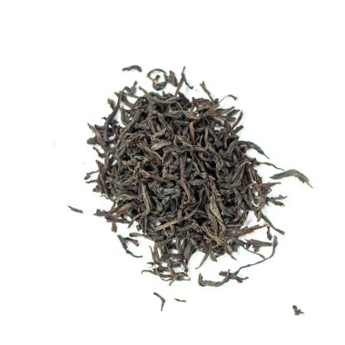 Beyaz arka planda izole edilmiş doğal Seylan yaprağı kara çay yığını.