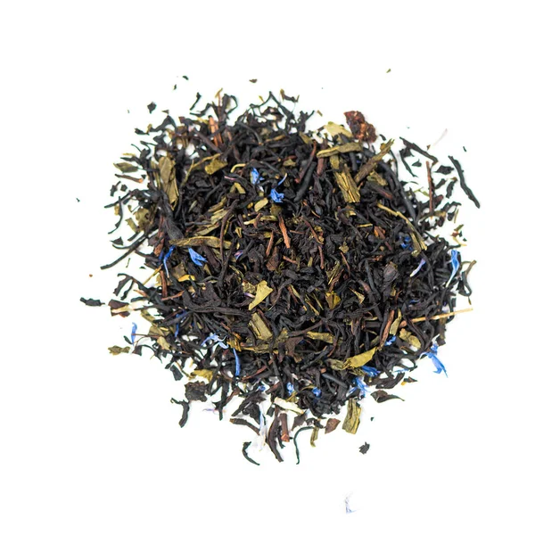 天然黒茶と緑茶の混合物の山には コーンフラワー スライス イチゴの葉が含まれています — ストック写真