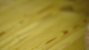 Kiraz domatesli taze salata ve tabakta yeşil roka yaprakları.