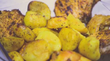 kemikler üzerinde taze kazıklar ve patatesler yakın plan bir tabakta tütüyor. 