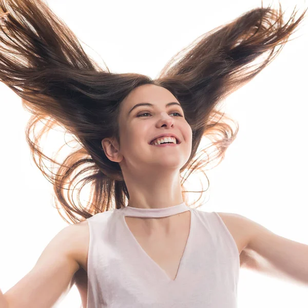 Jovem Feliz Morena Mulher Retrato Com Cabelo Movimento Isolado Fundo — Fotografia de Stock