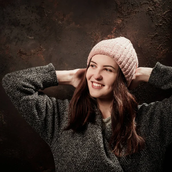 Joven Morena Mujer Retrato Sombrero Abrigo Aislado Sobre Fondo Rústico — Foto de Stock