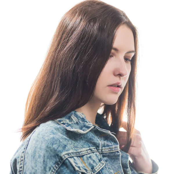 Joven Tímido Morena Mujer Retrato Jeans Chaqueta Aislado Sobre Fondo — Foto de Stock