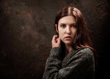 Kırsal arka planda gri ceketli etkileyici esmer kadın portresi