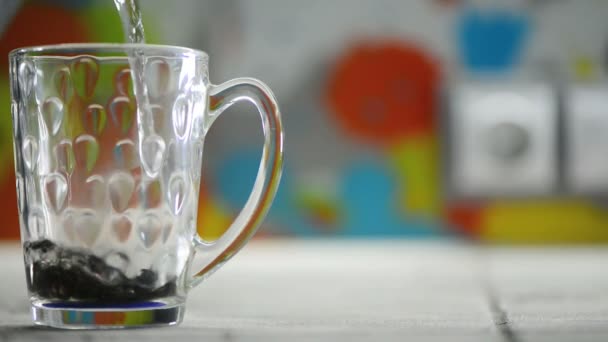 Купа Натурального Стельового Чорного Чаю Квіточкою Гібіскуса Звареною Скляній Чашці — стокове відео