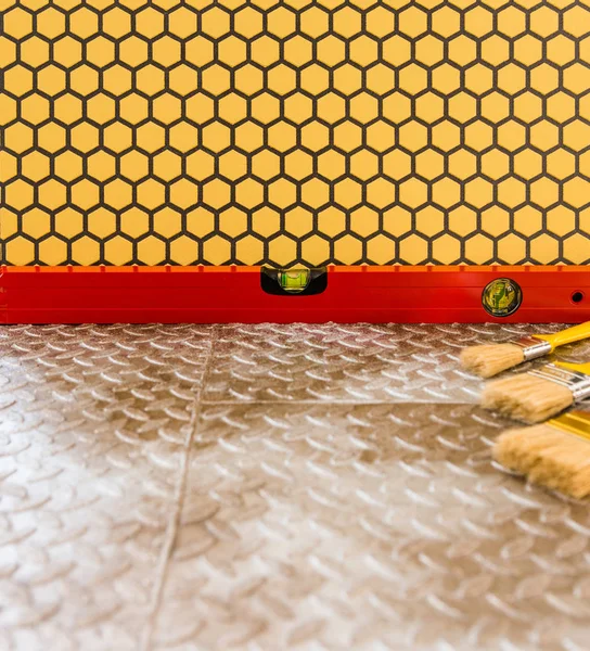 Paint Brushes Level Measuring Tool Metallic Surface Honeycomb Textured Background — Stok fotoğraf