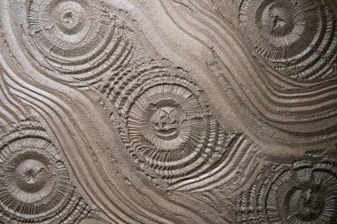 dekoratif elementlerle dekoratif arka plan desenli bronz duvar