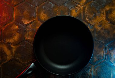 Renkli metalik arkaplanda izole edilmiş yemek menüsü için boş yeri olan siyah ızgara tavası