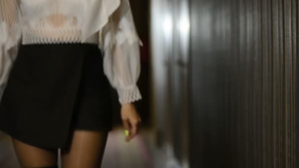 Kadın Eli Uzun Otel Koridorunda Kapalı Ahşap Kapıyı Açıyor — Stok video