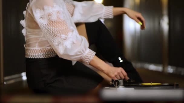 Joven Mujer Poniendo Aguja Sobre Vinilo Vintage Tocadiscos Corredor Largo — Vídeo de stock