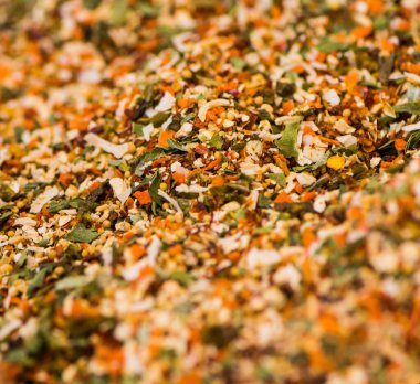 Baharatlar ve bitkiler market raflarında kapanıyor.