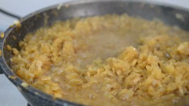 Sos pişirmek için tavada soğan pişirme.