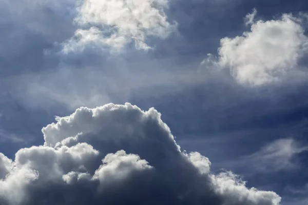 Nuvens Cumulus retroiluminadas — Fotografia de Stock