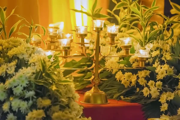 Flores e velas acesas — Fotografia de Stock