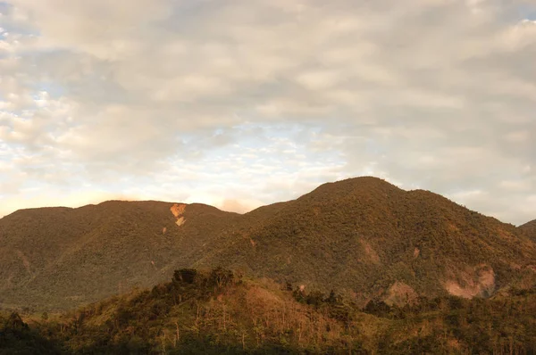 Kel dağlar, gündoğumu — Stok fotoğraf