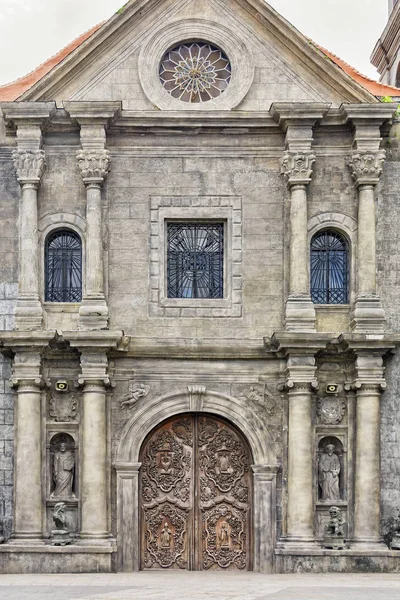 Puerta católica de madera vieja — Foto de Stock