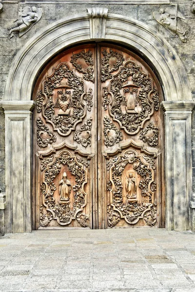 Старі дерев'яні двері католицької — стокове фото