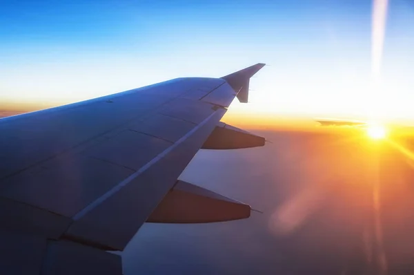 飛行機の翼の夕日 — ストック写真