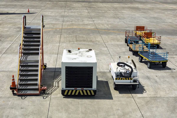 Veículos de serviço do aeroporto — Fotografia de Stock