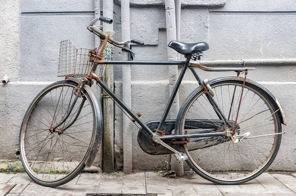 Старый ржавый велосипед — стоковое фото