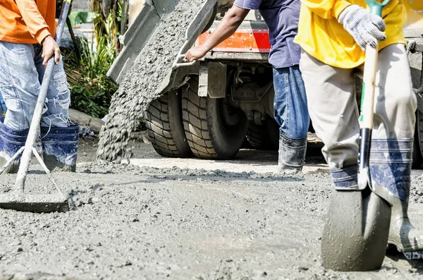 Men Cementing Road — Stock Photo, Image