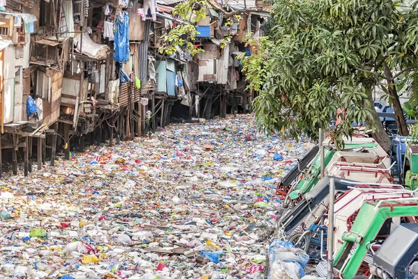 Rio urbano poluído — Fotografia de Stock