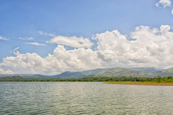 Tropikal göl manzara — Stok fotoğraf
