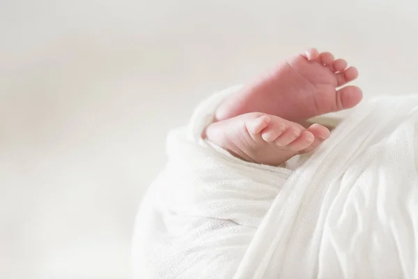 Pasgeboren voeten Stockfoto