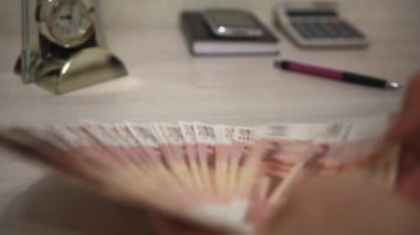 Eller fan yığın Rus para masanın üzerine katlanmış.