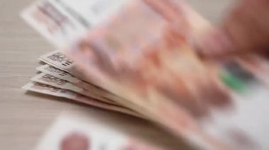 Rus kağıt banknot göre eller