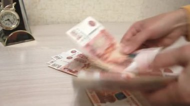 Rus kağıt banknot göre eller