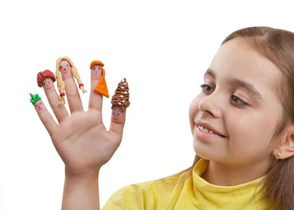 Leuk meisje op zoek naar een hand met de geschilderde mannen op de vingers in de plasticine pruik — Stockfoto