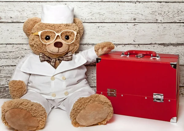सूटकेस डॉक्टर के साथ चिकित्सा कपड़े में टेडी भालू — स्टॉक फ़ोटो, इमेज