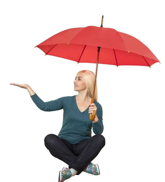 A menina com o guarda-chuva vermelho senta-se de pernas cruzadas, isolado no fundo branco — Fotografia de Stock