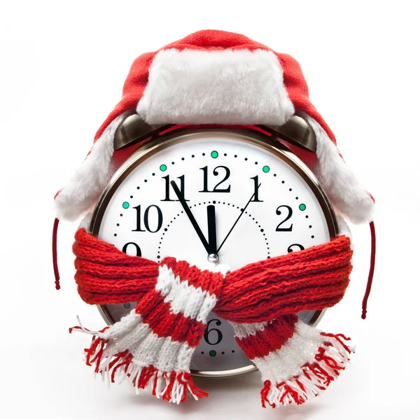 Reloj en un sombrero de piel y bufanda roja —  Fotos de Stock