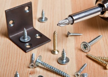 Bir tornavida bir raptiye ile