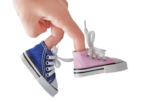 Sapatos esportivos em miniatura nos dedos — Fotografia de Stock