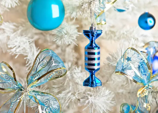 Белая елка с голубыми и белыми рождественскими украшениями — стоковое фото