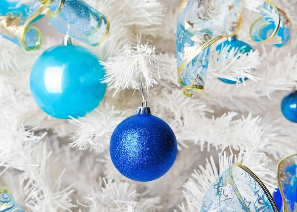 Árbol de Navidad blanco con decoraciones navideñas azules y blancas —  Fotos de Stock