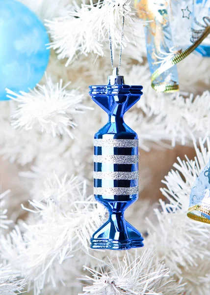 Голубая рождественская игрушка-свеча на белом дереве — стоковое фото