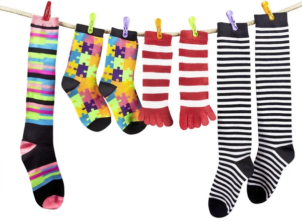 Bunte lustige Socken, die an der Wäscheleine trocknen — Stockfoto