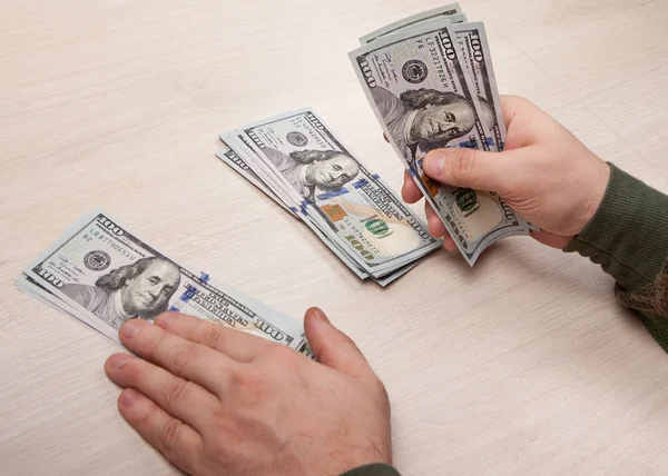 Чоловічий руку з американських доларів — стокове фото
