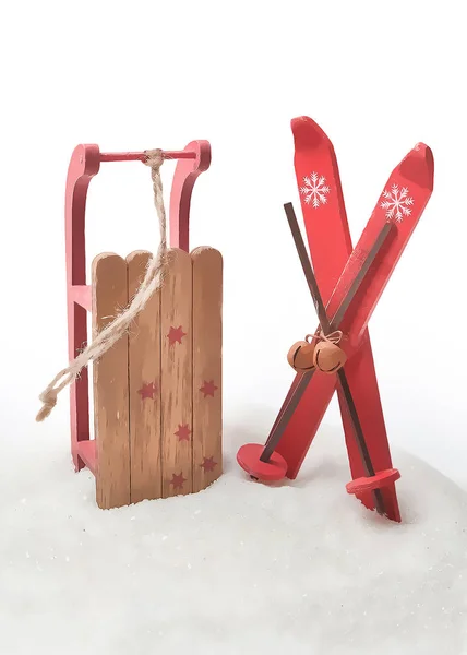 Trineo de juguete de madera con esquís en la nieve. Ilustración —  Fotos de Stock