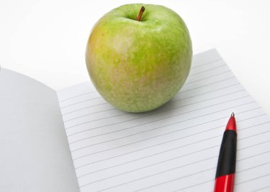 Bir elma ve bir kalem doğrultusunda Not defterini açın