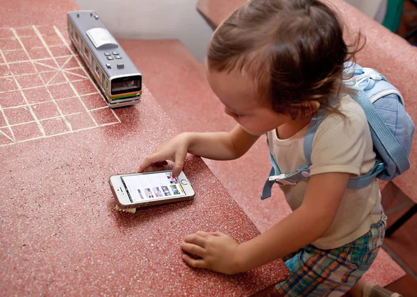 Bebê fascinado pelo telefone móvel — Fotografia de Stock