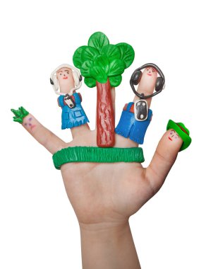 Bir çocuğun elinde hamuru aksesuarları ile komik adamlar. 