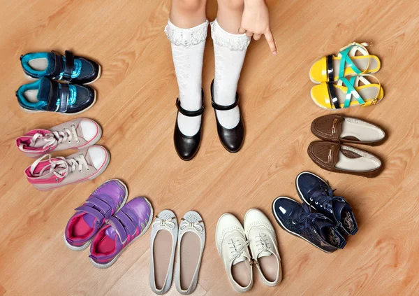 Dziewczyna wybiera buty. — Zdjęcie stockowe