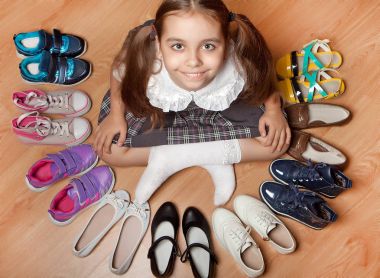 Pek çok çocuk ayakkabı daire içinde oturan mutlu kız