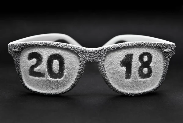 以题字 2018年人工白雪覆盖的眼镜 — 图库照片